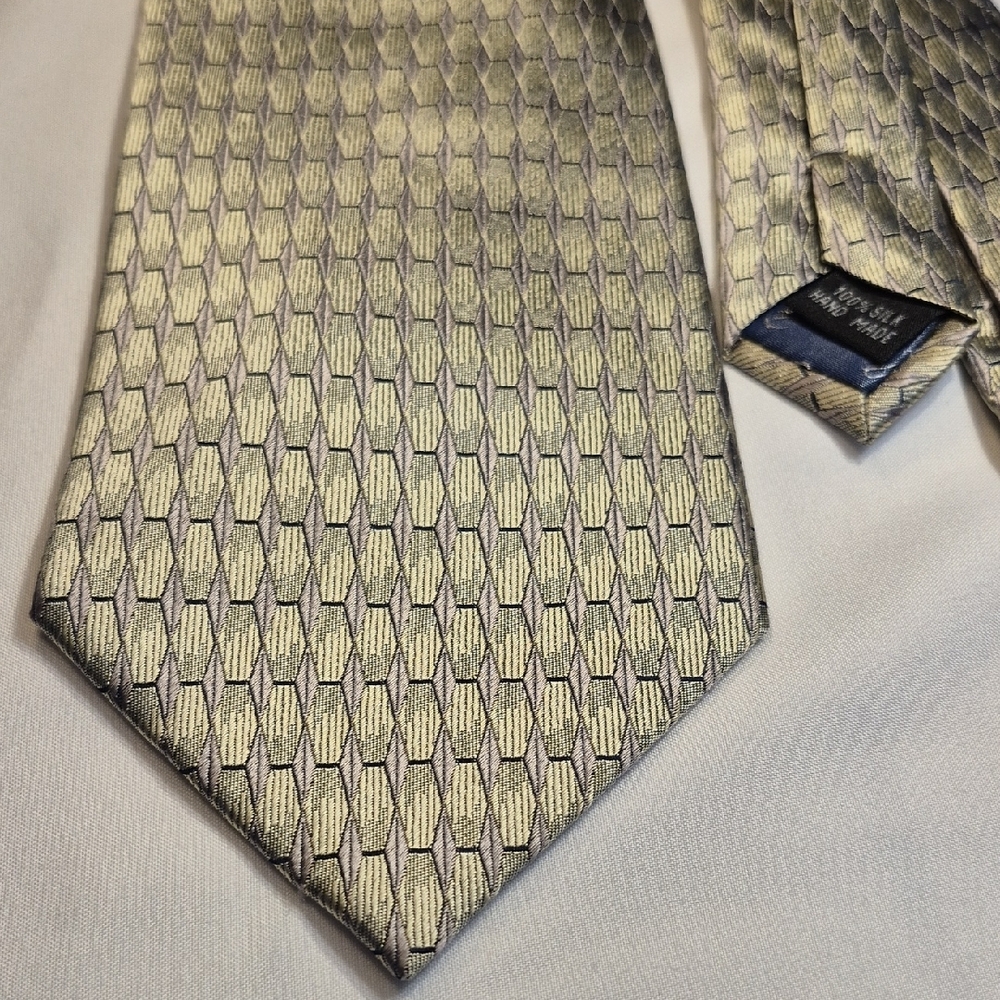 Belisi 100% Silk Gold and Grey Geometric Pattern Mens NeckTie